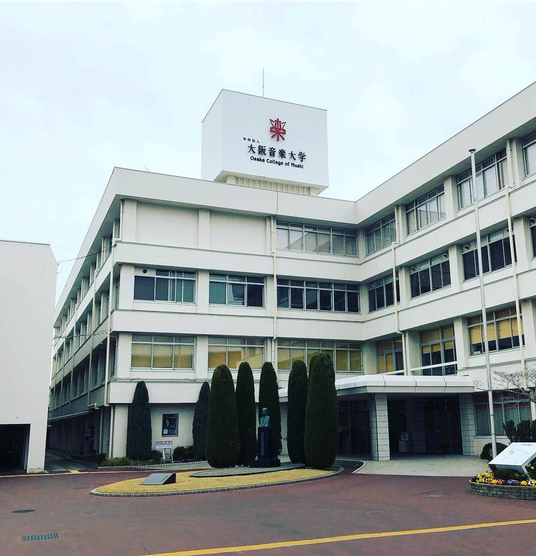 鈴木央紹のインスタグラム：「この度、母校である大阪音楽大学の特任准教授に就任しました。 少しでも多くの事を伝えられるよう、そして、共に音楽を深く追求出来るよう、尽力したいと思います。 よろしくお願いいたします！ #大阪音楽大学 #ジャズ専攻」