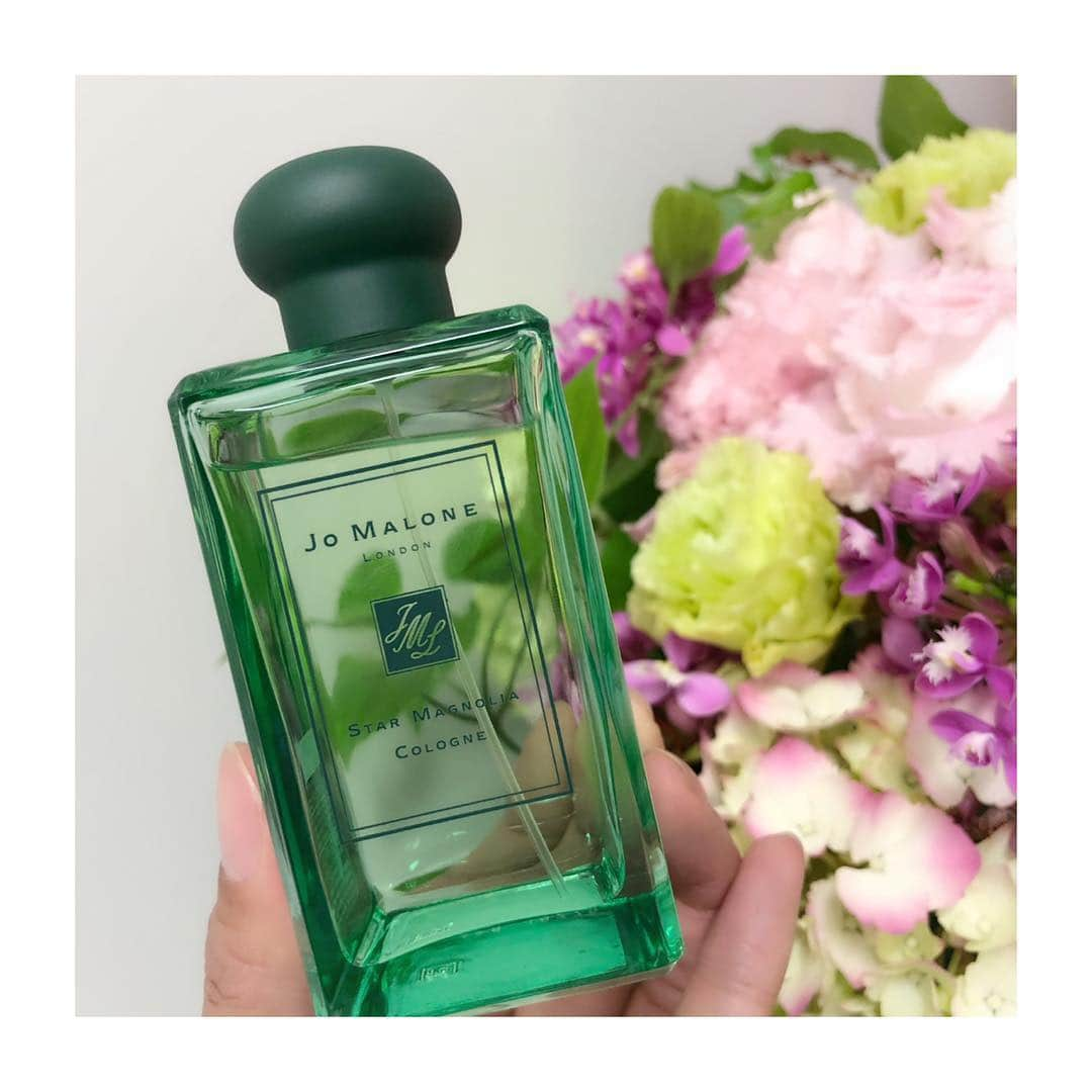 小西さやかさんのインスタグラム写真 - (小西さやかInstagram)「JO MALONE LONDONのファンならみんな知ってる毎年春にとっても可愛いデザインの限定品が発売されるんです！  今年の新しい香り「フランジパニ フラワー」。 そして、なんと、再販売のリクエストが多かった「スター マグノリア」と「シルク ブロッサム」が復活！  さらに、これらと合わせて使うレイアリングにおすすめの定番商品「オレンジ ブロッサム」を発売。  ジョーマローン定番の白黒カラーボトルが、限定シリーズは、カラフルになっていてかわいい！ . 私のアシスタントの男性（uconさん）は「スター マグノリア」が とにかくいい香りだと絶賛していて早速ゲットしてました。  私はコツコツ集めたジョー マローンの香水とレイヤリング使いを楽しみたいと思います！ 〈掲載コスメ〉 ジョー マローン ロンドン　ブロッサムズ 新しい香りは、黄色のボトル「フランジパニ フラワー」 30ml¥8,400　100ml¥16,800  緑のボトル「スター マグノリア」 30ml¥8,400　100ml¥16,800 スターマグノリアはヘアミストもあります。 50ml¥6,800 . #JOMALONELONDON #ジョーマローンロンドン  #ブロッサム #香水 #ヘアミスト #スターマグノリア #なまけ美容 #コスメ好き　#美容 #美容好き #デパコス #デパコス大好き #日本化粧品検定協会　#日本化粧品検定　#コスメコンシェルジュ　#コスメ検定  #小西さやか　#美容家　#美容ジャーナリスト」4月9日 11時57分 - cosmeconcierge