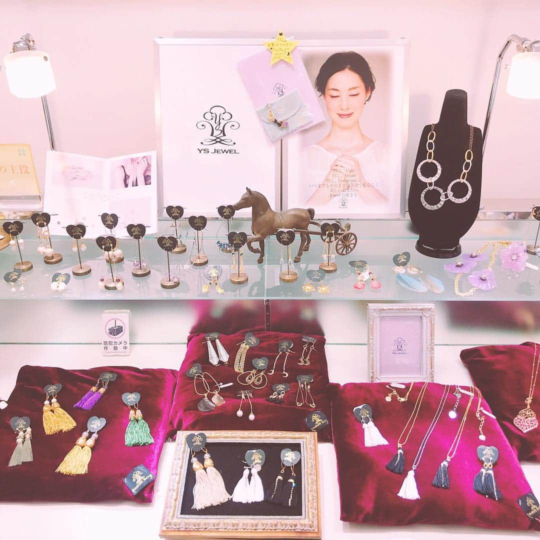 佐藤康恵さんのインスタグラム写真 - (佐藤康恵Instagram)「🌸ysjewelからのお知らせです🌸 Catique POP UP SHOP (百貨店) 【開催期間】2019年4/3(水)〜4/9(火) 【営業時間】10時〜19時30分 【場所】名古屋三越(栄店) ＊1階アクセサリー売場 レネレイドさん跡地(エレベーター付近) プロモーションスペースにて開催します。  是非！皆さんみに来てくださいね🎀✨ 私も名古屋に行きたい〜〜です🌸🌸🌸 【Catique お取り扱いブランド】 areren・YS jewel  #ysjewel #nagoya #mitsukoshi  #Catique #catique #accessories #handmade #antique #vintage #france #クリエイター #ジュエリー #アクセサリー #ハンドメイド #キャティーク #キラキラ #ヴィンテージ  #佐藤康恵 #YSjewel #areren #東京 #愛知 #名古屋 #栄 #三越」4月9日 11時57分 - yasuesato.official