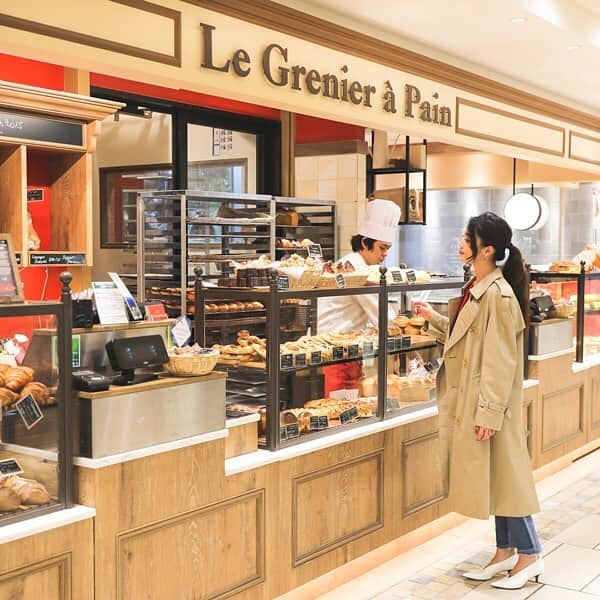 アトレ恵比寿公式さんのインスタグラム写真 - (アトレ恵比寿公式Instagram)「パリジェンヌも愛してやまない 本場のパンの味を「ル・グルニエ・ア・パン」 で。 本格派の焼きたてパンはもちろん、フランス菓子にケーキと、見ているだけでパリジャン気分になれるようなウィンドウに心が躍ります。 西館3周年を記念して作られた「PASTIS」は、アトレ恵比寿店でしか味わえない限定品。マルセイユ産ハーブで風味付けされたリキュールを使用したこだわりの味を是非ご賞味あれ♪ ・ アトレ恵比寿限定PASTIS・・・¥334(税込) PASTIS（※フランスのリキュール）を使用したパンです。 ※マルセイユ産のスターアニス、リコリス、フェンネル等のハーブに風味づけされたリキュールです。 . . ル・グルニエ・ア・パン (西館4F) . . #アトレ恵比寿 #アトレ #atre #アトレ恵比寿西館3rdanniversary  #ebisu #恵比寿散策 #恵比寿駅 #ebisustation #ルグルニエアパン #legrenierapain #フランス菓子 #パン活 #朝ごパン #pastis #パティス #カフェ巡り #東京カフェ #恵比寿カフェ #tokyocafe #ebisucafe #カフェ部 #パン #パン屋 #パン好き #パン屋巡り #恵比寿ランチ #東京ランチ #恵比寿グルメ #東京グルメ #パンスタグラム」4月9日 11時57分 - atre_ebisu