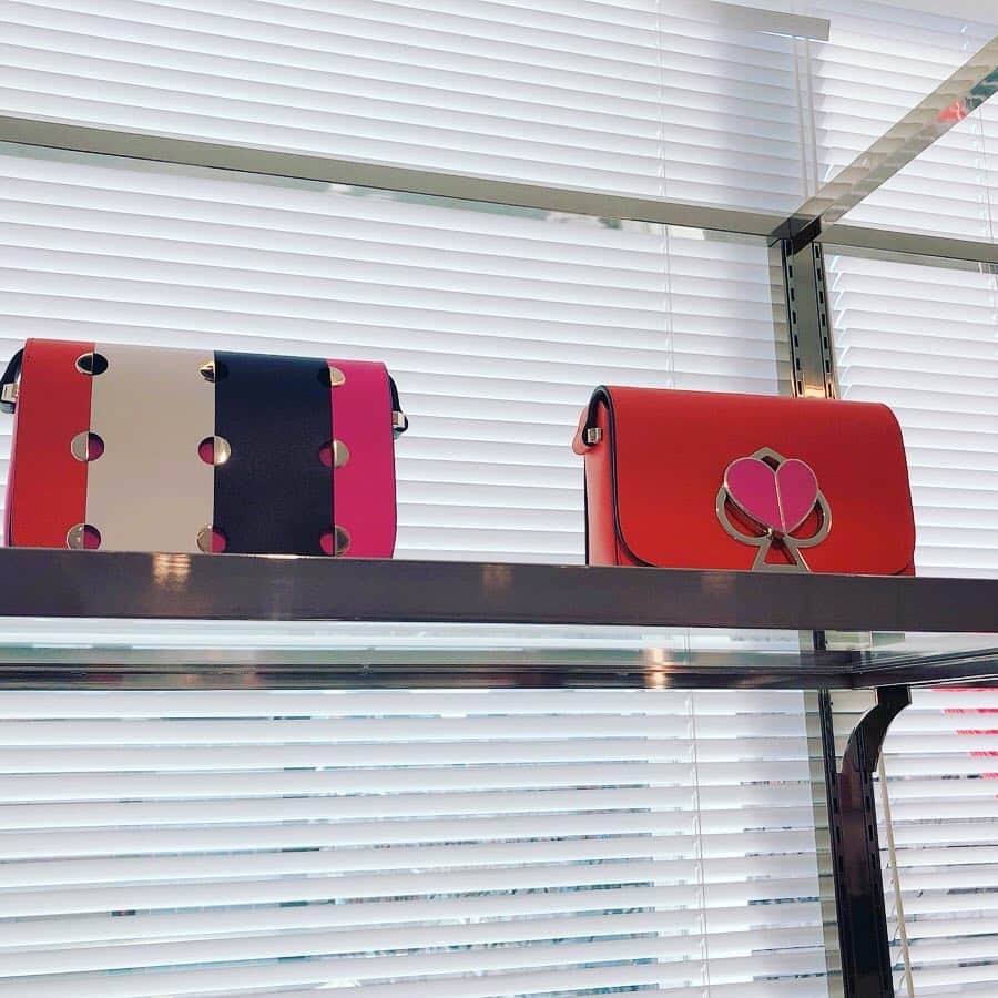 美人百花さんのインスタグラム写真 - (美人百花Instagram)「季節の変わり目は新しいバッグや小物が欲しくなりますよね💞 ケイト・スペード ニューヨークの展示会で、可愛いアイテムを沢山見つけましたよ〜♠︎💕 ・ 新クリエイティブディレクターのニコラ・グラスク氏が描くSSコレクションは、カラフルでハッピー、そして何ともフェミニンでした💕 ・ 通勤にも使えるミニサイズから、コーデの主役になるアクセサリー感覚のバッグのほか、 荷物の多いレディ向けの機能的で軽いトートまで、とにかくバリエ豊富な2019SSコレクションです💕 ・ 目を引いたのは、モチーフもののスマホケースやパスケース、ミニウォレット、カードケース💕 遊び心ある可愛いアイテムが沢山そろってましたよ〜💞 ・ 新ディレクターのファーストコレクションとなるSSコレクション、断然目が離せません❣️♡編集H  #katespade #ケイトスペード #美人百花」4月9日 12時01分 - bijinhyakka