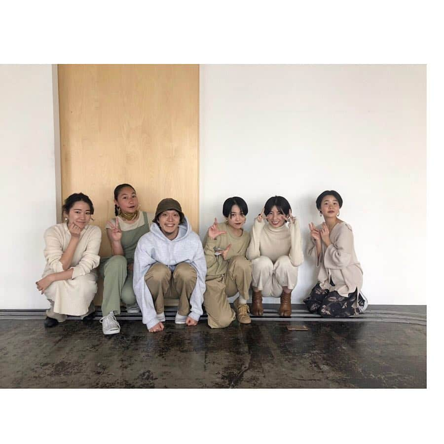 吉田怜香さんのインスタグラム写真 - (吉田怜香Instagram)「ストーリーにもあげましたが こないだ撮った @yurinasia との📽が lifesのonline storeにてながれてます💭◎ . たまたまインスタで初めてみたときに、 動きも、選ぶ音も、服も好きだわ😳 と思ってよくよく見たら、 なんと母ちゃんもやっててかっこよくて余計に好きで、 うちの服でもよくない？絶対似合うよね？てことで 知った翌日にはぴ と まっくんにお知らせして、 その後福岡出張のタイミングで 満を持して連絡してみたら、知っていてくれて、 喜んでくれて、とんとん会えました☺️♡ 仕事のようでもはやただ会ってみたいし、というほぼ自分の趣味のような仕事でした◎ それが好き . #福岡にまた面白い夫婦の友達できた #こころとりおも可愛くって最高でした #🍜 #📽ダンスもあたりまえにめちゃいいからみてね #期間限定です #着用アイテムはバナーから」4月9日 12時01分 - reikayoshida_