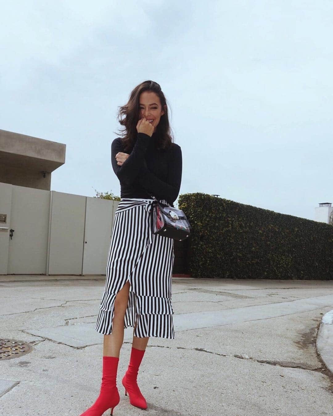 クロエ・ブリッジスのインスタグラム：「If this looks like embarrassed laughter it’s because instagram is embarrassing I mean I literally stood in the middle of the street to take this photo」