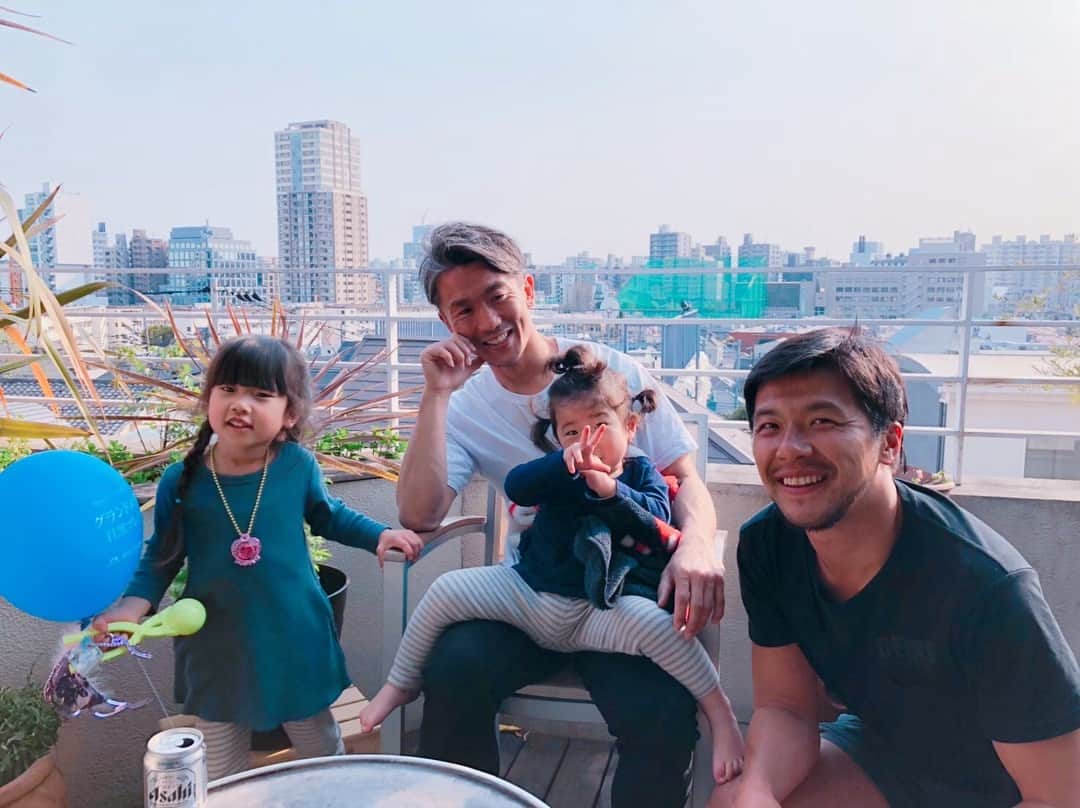 君島良夫のインスタグラム：「この子たちに、よしおじちゃんと呼ばれる。心地よい。なんでも買ってあげよう。  If dad says no I will say yes. #Funcle」