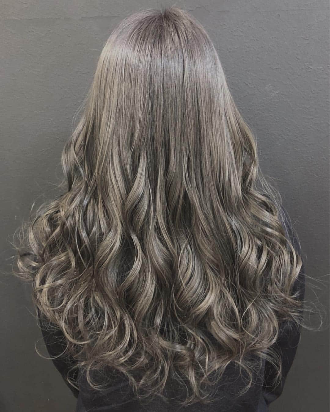 salon PRATiNO(サロンプラチノ)のインスタグラム：「. ✨✨✨✨✨✨ グレージュツヤカラー ✨✨✨✨✨ . ブリーチで退色した髪色を透明感あるグレーにchange❣️ 巻き髪でエレガントとな仕上がりに‼️ . . 【CLAVIS PRATINO】 ◇月曜日～土曜日 11:00～20:00 ◇日曜日 11:00～18:00 ※時間外はお問い合わせください。 愛知県名古屋市中区錦3-4-19石垣ビル７Ｆ ☎︎052-962-7017 . . . #hairstyle #hair #cornrow #clavispratino #pratino #hairsalon #FIBREPLEX #nagoya #haircolor #love #特殊ヘア #ブラックヘア  #コーンロウ  #ブレイズ  #派手髪 #ヘアカラー  #外国人風カラー  #バレイヤージュ#グラデーション  #美容室 #ヘアサロン #クラビスプラチノ#名古屋 #栄 #錦」