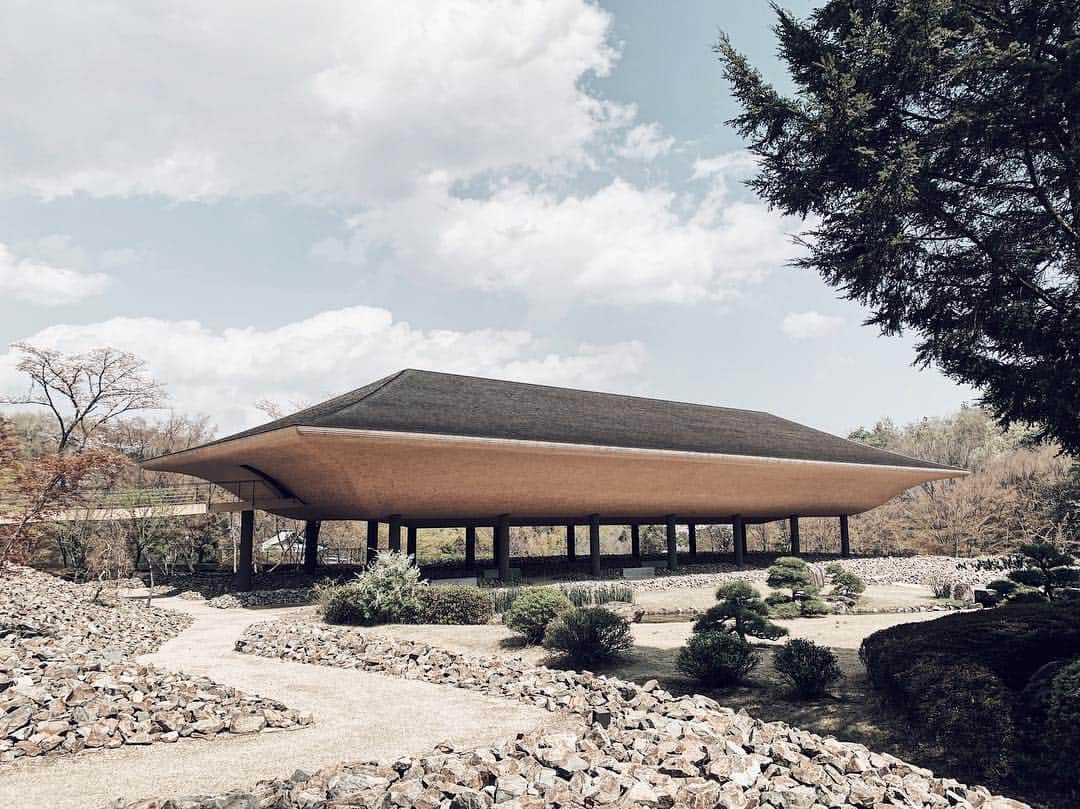 三浦大地さんのインスタグラム写真 - (三浦大地Instagram)「凄い場所に来た。  禅寺の神勝寺。  ここは禅と庭のミュージアムという名前で寺の敷地内にはこんなアートがある。  この船のような建物は禅をテーマにした一つのアート。  この建物の中は何も見えない真っ暗闇で一体何が起こるのかわからない。  ペンライトを頼りに席に座り、扉が閉ざされると始まる「何か」。 言葉では説明しずらい。  僕は何の感情かも解らない涙が溢れてきた。  ただ、ここを出た後の生の幸福感と穏やかさはとても気持ちよかった。  是非、この「何か」体感して欲しい。  禅への入り口。  #禅と庭のミュージアム #神勝寺 #広島 #名和晃平 #洸庭」4月9日 12時21分 - daichi_1127