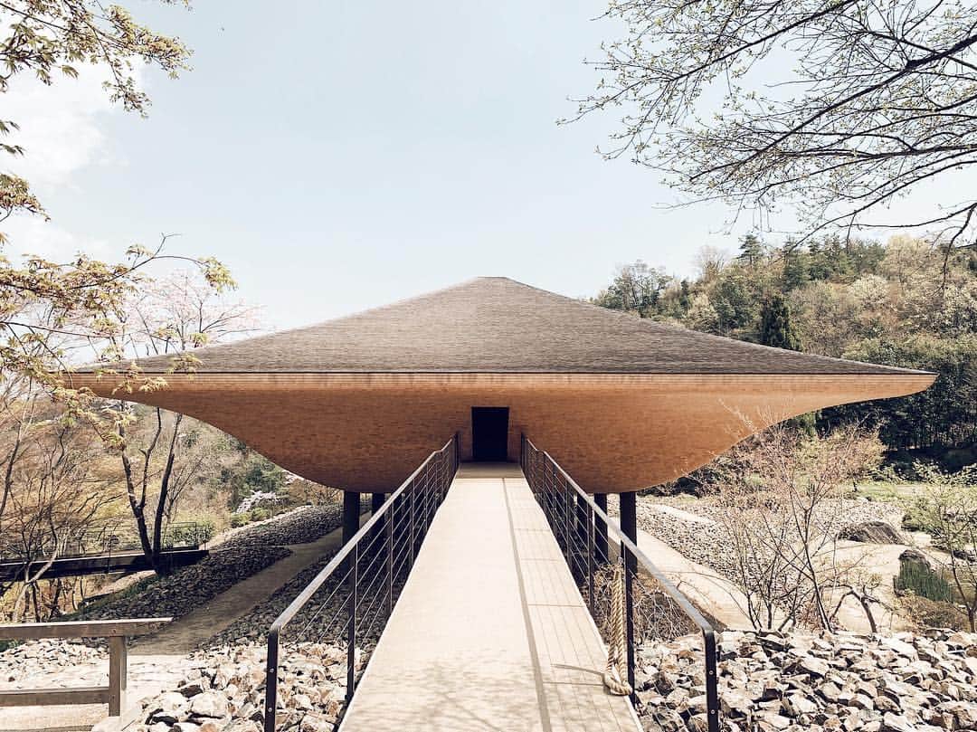 三浦大地さんのインスタグラム写真 - (三浦大地Instagram)「凄い場所に来た。  禅寺の神勝寺。  ここは禅と庭のミュージアムという名前で寺の敷地内にはこんなアートがある。  この船のような建物は禅をテーマにした一つのアート。  この建物の中は何も見えない真っ暗闇で一体何が起こるのかわからない。  ペンライトを頼りに席に座り、扉が閉ざされると始まる「何か」。 言葉では説明しずらい。  僕は何の感情かも解らない涙が溢れてきた。  ただ、ここを出た後の生の幸福感と穏やかさはとても気持ちよかった。  是非、この「何か」体感して欲しい。  禅への入り口。  #禅と庭のミュージアム #神勝寺 #広島 #名和晃平 #洸庭」4月9日 12時21分 - daichi_1127
