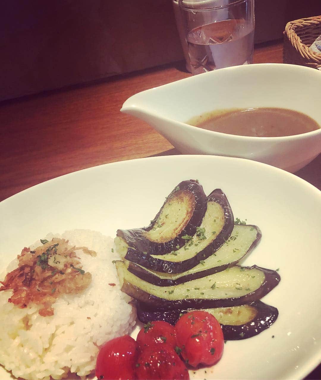 のインスタグラム：「たまに無性に食べたくなる カレー🍛  私のベストオブ具は カリッと焼いたチキンに沢山の季節野菜！ 皆さまは…？？ #curry#カレーといえば#家庭によって味が違う#うちのお母さんのカレー #ゴロゴロ野菜です」