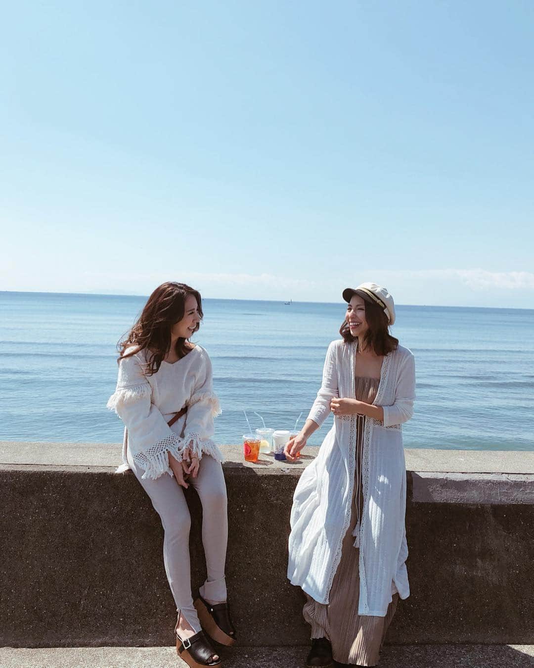 高橋菜摘のインスタグラム：「#girls 撮影の待ち @saki_otsubo と談笑中💋 センスの塊 @lina_x117 が撮ってくれた一コマ🤳 モデルたちに @ayakurata が マクラメの歯固めプレゼントしてくれたよ🎁 最近娘が色んな物をガシガシ食べてて ちょうどおしゃれな歯固め欲しいと思ってたから タイミング良すぎて嬉しすぎ♥️ ありがとう〜！！！ 今度みんなで @shizuka.kailea_yoga のヨガ受けるの🧘‍♀️♡ 可愛い #湘南ママ たち。 これから一緒にやっていく仲間です🍒  この日のコーディネートは みんなベージュ&ホワイトコーデで統一🧥 🧥 @laleia_official . 👗 @searoomlynn_shop . 👒 @brixton . 👢 @drmartensofficial」