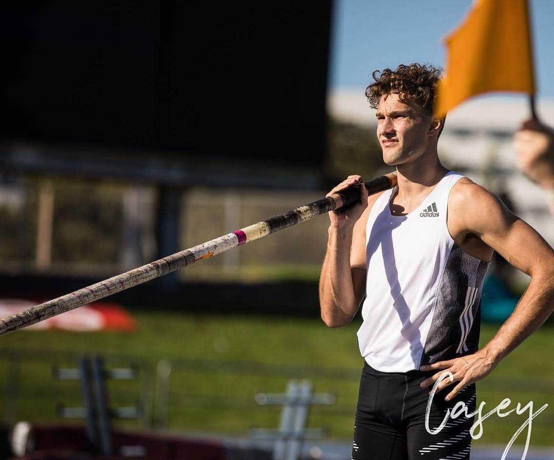 カーティス・マーシャルのインスタグラム：「Swipe to see the constant cycle of a pole vault competition 😅 #polevault」