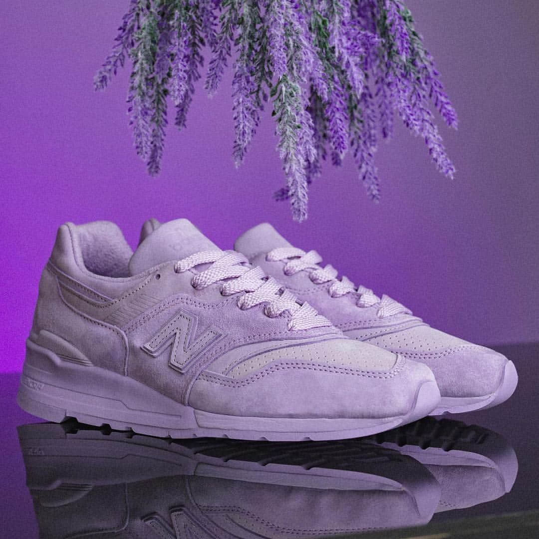 Sneaker Newsさんのインスタグラム写真 - (Sneaker NewsInstagram)「Lavender tones get the full monochromatic lead on this New Balance 997. Need these for Easter 🐣  For a closer look, tap the link in our bio.」4月9日 12時19分 - sneakernews