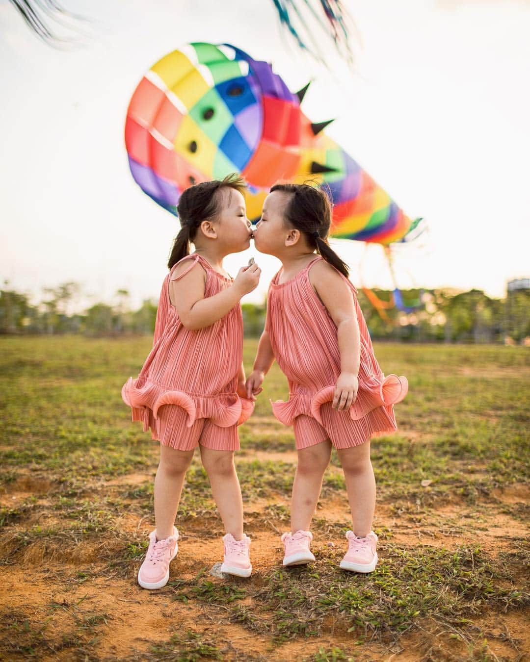 MOMOツインズさんのインスタグラム写真 - (MOMOツインズInstagram)「Same height, same dose of cheekiness ❤️ #helloweekends #sunset  Matching dresses from @innitbangkok」4月9日 12時30分 - leialauren