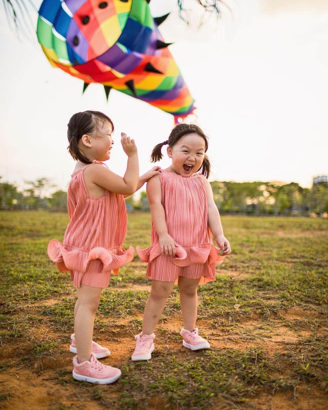 MOMOツインズさんのインスタグラム写真 - (MOMOツインズInstagram)「Same height, same dose of cheekiness ❤️ #helloweekends #sunset  Matching dresses from @innitbangkok」4月9日 12時30分 - leialauren