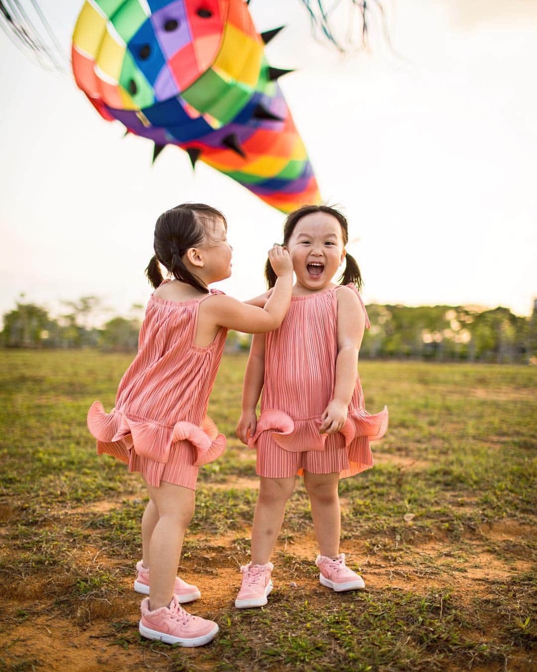 MOMOツインズさんのインスタグラム写真 - (MOMOツインズInstagram)「Same height, same dose of cheekiness ❤️ #helloweekends #sunset  Matching dresses from @innitbangkok」4月9日 12時30分 - leialauren
