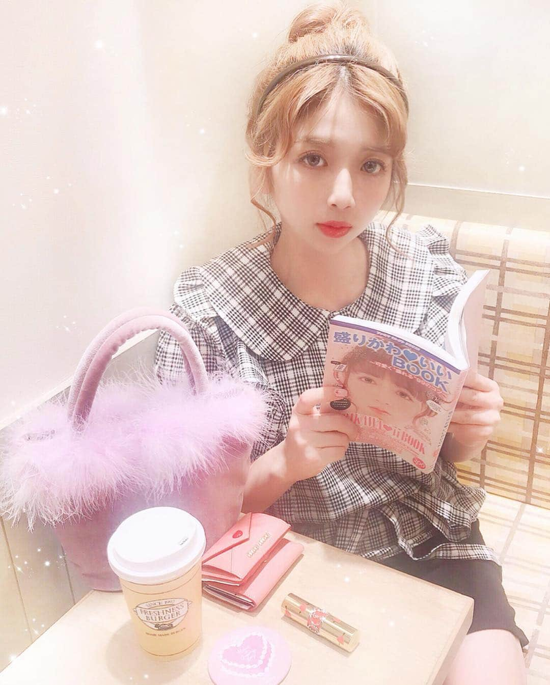 エリンコさんのインスタグラム写真 - (エリンコInstagram)「📕🧸💕 * じゃーーーんっ💗💗💗 先日、全国のファミリーマートでも 発売スタートした『 #盛り可愛いbook 』📚❣️❣️ 実は私もヘアアレンジページなどに 載ってるから是非見てねー💓 * 可愛いインスタグラマーの子がたくさん載ってて 見てて勉強にもなるし癒される🥰🍓 皆の写真の撮り方とか加工の仕方とか載ってるよ🎀 * * 『盛り可愛いコンテスト』も実施されてるので チェックしてみてねー😳🍭💕 @morikawaiibook #盛りかわコンテスト」4月9日 12時23分 - erinko0315