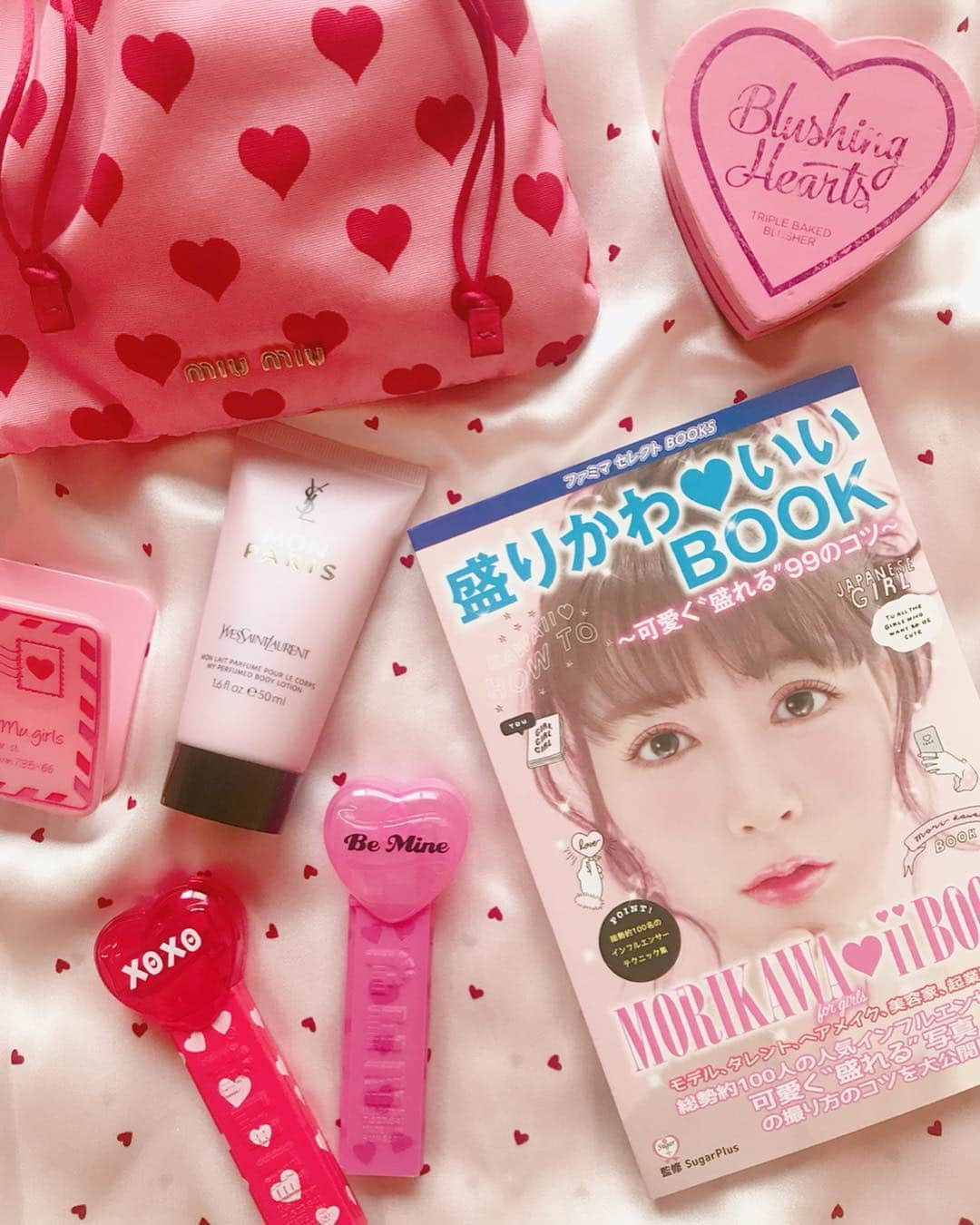 エリンコさんのインスタグラム写真 - (エリンコInstagram)「📕🧸💕 * じゃーーーんっ💗💗💗 先日、全国のファミリーマートでも 発売スタートした『 #盛り可愛いbook 』📚❣️❣️ 実は私もヘアアレンジページなどに 載ってるから是非見てねー💓 * 可愛いインスタグラマーの子がたくさん載ってて 見てて勉強にもなるし癒される🥰🍓 皆の写真の撮り方とか加工の仕方とか載ってるよ🎀 * * 『盛り可愛いコンテスト』も実施されてるので チェックしてみてねー😳🍭💕 @morikawaiibook #盛りかわコンテスト」4月9日 12時23分 - erinko0315