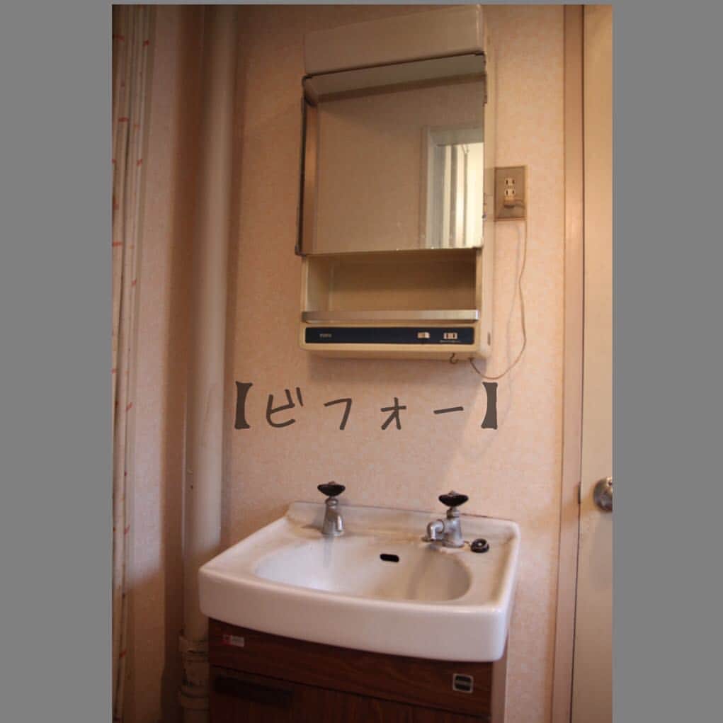 レノビアリングさんのインスタグラム写真 - (レノビアリングInstagram)「横浜市緑区築36年の団地リノベーション事例。 簡易的だった洗面所がオシャレで清潔感のあふれる洗面室に大変身✨ 洗面台を置くスペースが限られていたので、メーカーの洗面台ではなくIKEAのカウンター+洗面ボウルで造作。 正面の鏡は埋め込み型のキャビネット（収納箱）になっています。 洗濯機置き場の上にはリネンや洗剤を置ける棚を設置しました。 ▶詳しくは @renovering_2016 のリノベ写真集より「自然素材と北欧モダンのインテリアに囲まれた大人な二人のリノベーション」をご覧ください♪ ・ #リノベーション　#リノベーションライフ　#リフォーム　#リノベ　#中古リノベ　#団地リノベーション #マンションリノベーション #中古マンション #リノベーション会社　#北欧　#日々の暮らし　#住まい　#北欧ナチュラル　#北欧インテリア　#カフェ風インテリア　#団地ライフ　#横浜　#長津田　#レノビアリング　#マックライフ　#インテリア #ていねいな暮らし #シンプルな暮らし #持たない暮らし #家づくり #マイホーム  #明るい洗面室　＃造作洗面　＃洗面ボウル」4月9日 12時28分 - macklife_hokuoh