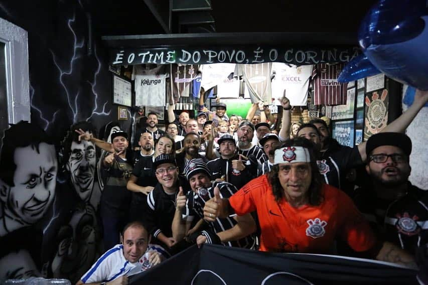 コリンチャンスさんのインスタグラム写真 - (コリンチャンスInstagram)「Torcedores do Timão se reuniram hoje no Buraco do Tatu, em São Paulo, para acompanhar o segundo jogo da semifinal do Paulistão e vibraram com a classificação do Timão para a final! . #MorreuPelaBoca  #VaiCorinthians . 📸 Bruno Teixeira」4月9日 12時28分 - corinthians