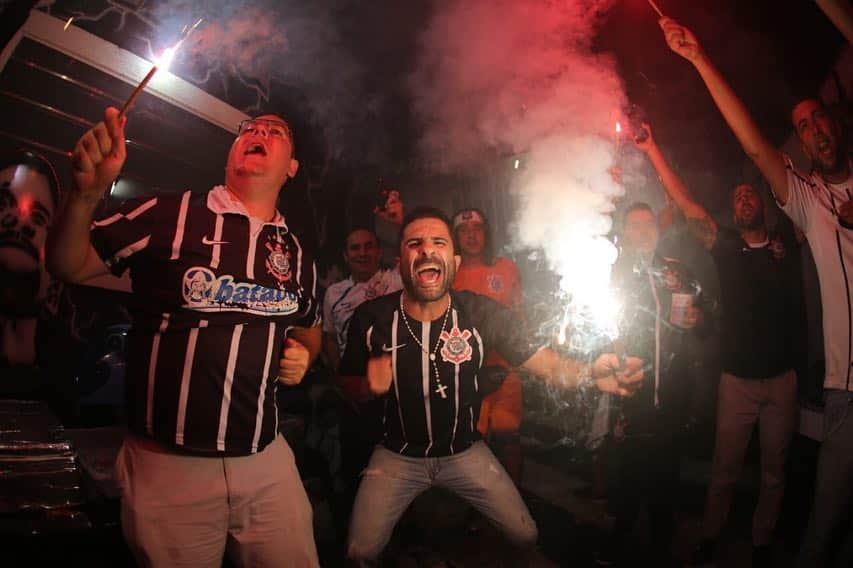 コリンチャンスさんのインスタグラム写真 - (コリンチャンスInstagram)「Torcedores do Timão se reuniram hoje no Buraco do Tatu, em São Paulo, para acompanhar o segundo jogo da semifinal do Paulistão e vibraram com a classificação do Timão para a final! . #MorreuPelaBoca  #VaiCorinthians . 📸 Bruno Teixeira」4月9日 12時28分 - corinthians