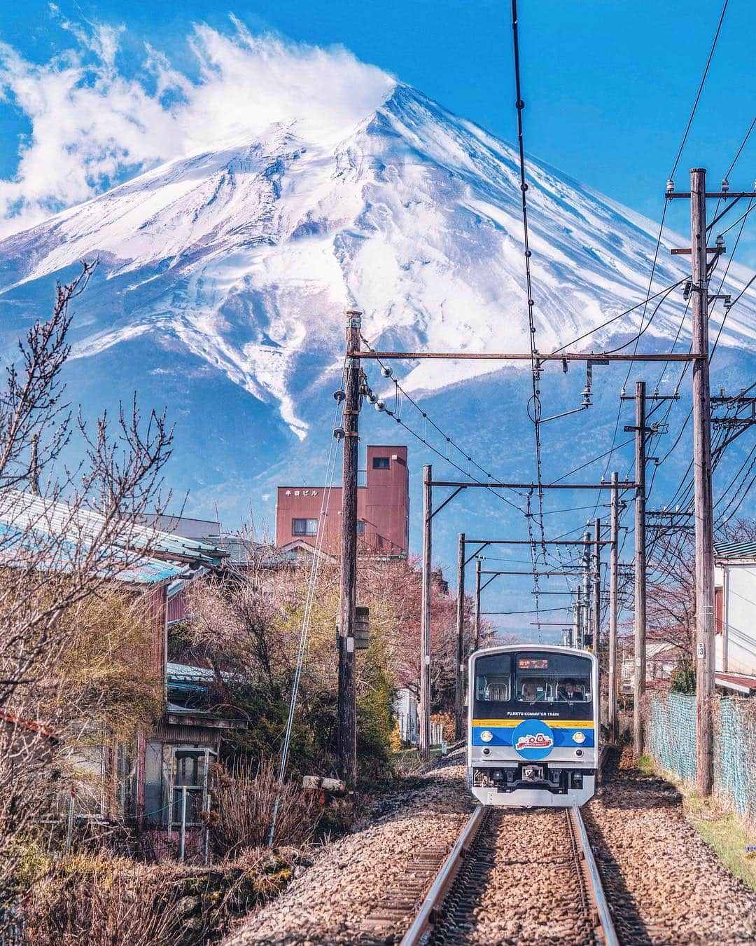 樂さんのインスタグラム写真 - (樂Instagram)「富士鐵路🗻 #Japan #Fuji #Train #富士山 除了富士大道，這個富士山鐵路也是個拍富士山的好地點，電車配上富士山整個日系爆表🌸🗻🇯🇵 - 拍攝地點只需導航#御姬神社 就能抵達此鐵道富士山🗻」4月9日 12時32分 - ygt1016