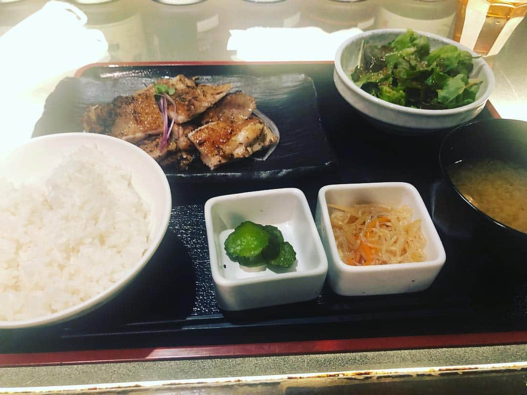 吉岡世起さんのインスタグラム写真 - (吉岡世起Instagram)「今日は2科受診 合間にランチ ふらっと入った店のランチメニューが魅力的 真鯛の出汁茶漬けと悩み、たんぱく質量で炙り若鳥のたたき定食 細くなったと言われるからな……… 筋トレ出来ないとすぐ筋肉落ちてしまう残念体質(泣 #ランチ #身体作り #食事もトレーニング #受診 #復帰に向けて #脱ギブスまであと少し」4月9日 12時35分 - seikiyoshioka