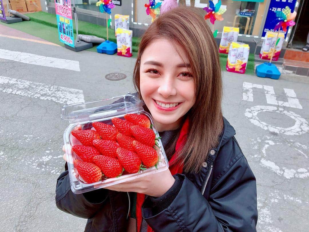 宇珊さんのインスタグラム写真 - (宇珊Instagram)「這麼大顆兩層韓國草莓🍓 才台幣81元😵😵😵😵😵 #我決定吃到吐再回家了」4月9日 12時35分 - shanliu0608