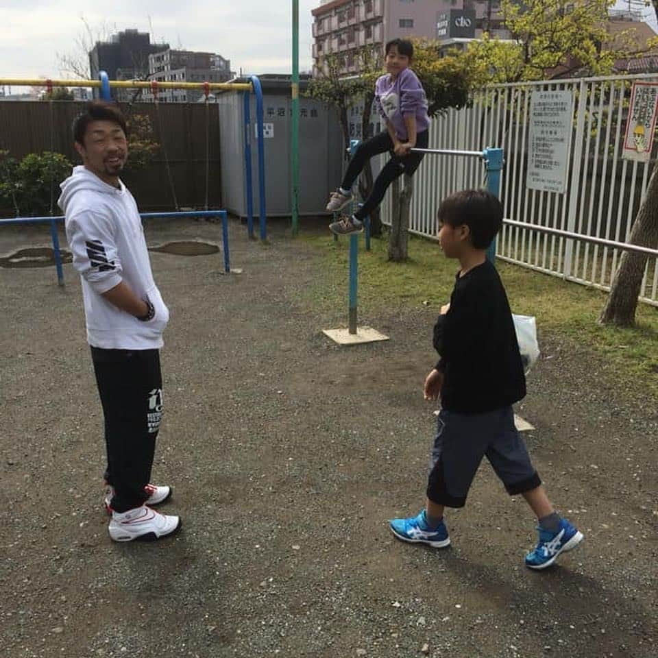 八重樫東さんのインスタグラム写真 - (八重樫東Instagram)「昨日試合に行く前に後輩とプラプラお散歩しながら公園にいったら、何故かそこにいた小学四年生の子供たちと仲良くなりました。女の子は体操を習っているようで鉄棒半端じゃなかったです(><) 少4「おじさんも鉄棒やって？」 私「おじさん鉄棒できないよ」 少4「おじさんは何にもできないのね(´･ω･`)」 と言われた(›´ω`‹ ) 鉄棒に一生懸命でとても暖かい気持ちになりました。  試合前にとてもステキな時間だったなぁ。。」4月9日 12時46分 - yaegashiakira0225