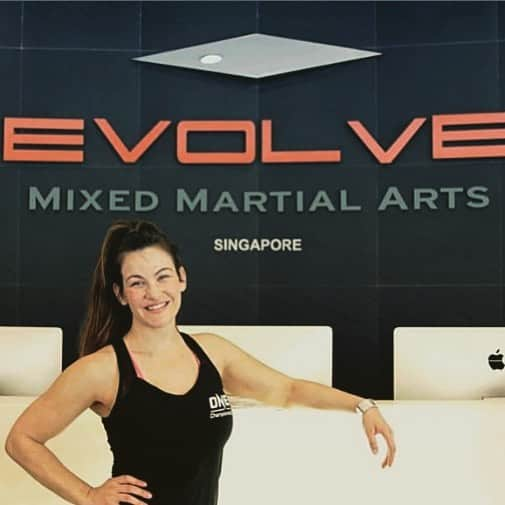 ミーシャ・テイトさんのインスタグラム写真 - (ミーシャ・テイトInstagram)「In order to be the best version of yourself you must continually EVOLVE! I’m super excited to begin coaching and training at Evolve this week! #Evolve #singapore #martialarts」4月9日 12時55分 - mieshatate