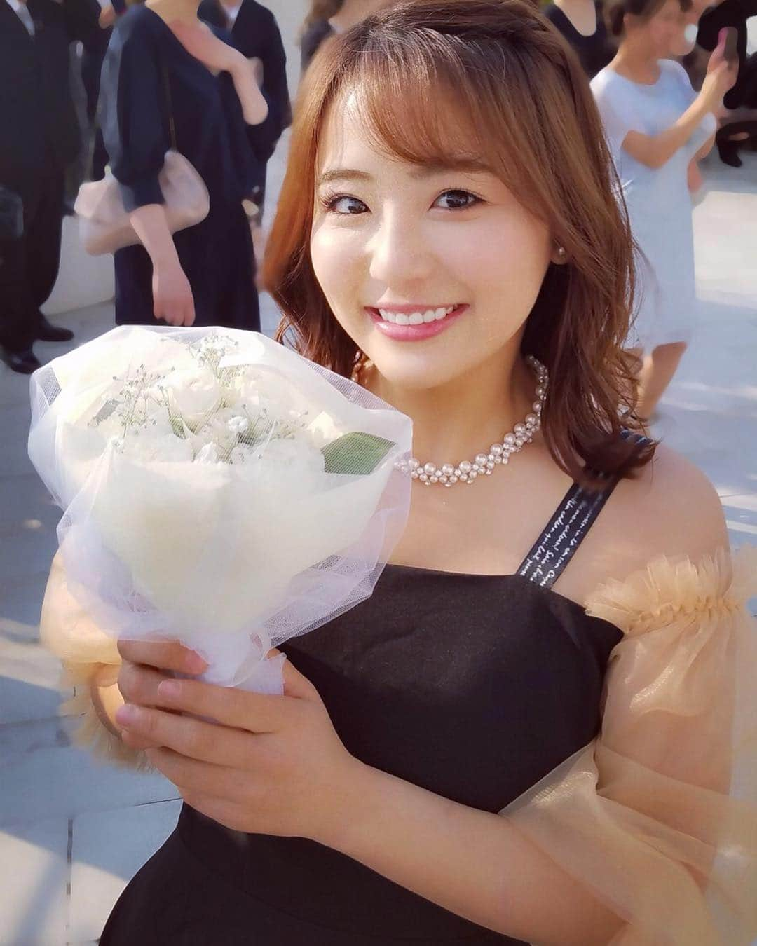 平嶋夏海さんのインスタグラム写真 - (平嶋夏海Instagram)「中学からのお友達の結婚式でした👰🏻💍 花嫁姿が本当に美しくて輝いていて、挙式での花嫁の入場でうるっとしてしまいました😢💓 幸せが溢れてた❣️ 結婚するってこういうことなんだなって❣️ お天気も雲ひとつなく、神様も2人のことを祝福してくれていました✨ 結婚したり、引っ越したり、昔のように頻繁には会えないけど、高校3年になるまでずーーーーっと中学生に戻りたいって思っていたくらい中学校が大好きでした😭🏫 お友達に会いに学校に行ってたようなもので、みんながいなかったら学校行ってなかったって断言できる‼️ 好きな先生も嫌いな先生もいたし、お友達と喧嘩したこともあったけど、遠足行ったり、休み時間おしゃべりしたり、ぜーんぶひっくるめて中学時代は大切な思い出😌❤️ いつか私が結婚した時は絶対みんなのこと招待するし、みんなの結婚とかも何があってもお祝いしたいと思っています✨ 私が結婚式の時間を間違えてないか、毎回数時間前に連絡をくれる(笑)優しいお友達を私も大切にしたい☺️ そして、なんとブーケをキャッチしたのは私でした😳 2枚目は大切そうにブーケを抱える私です お友達には、温まっちゃうよって言われちゃいました😅 お家帰ってすぐに花瓶へ💐 何かいいことありますように✨ ご結婚おめでとう🎈」4月9日 12時49分 - natsuminsta528