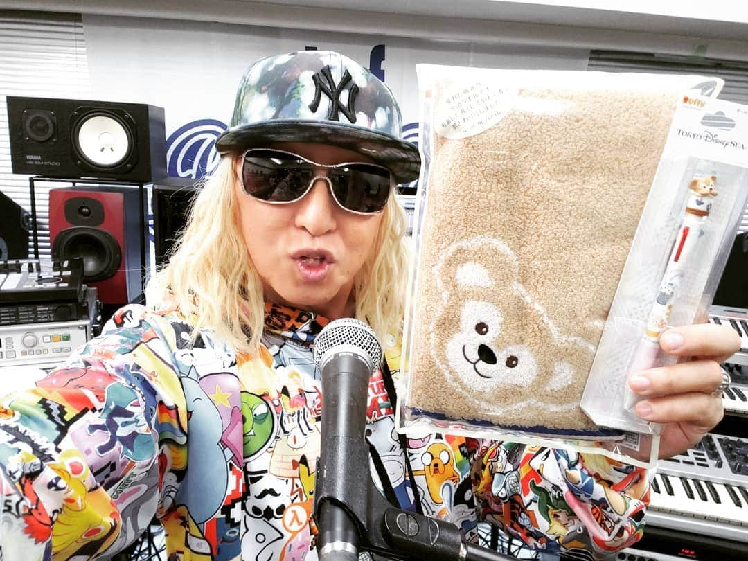 DJ KOOさんのインスタグラム写真 - (DJ KOOInstagram)「娘から！！ディズニーのおみやげをもらった！！Duffyのタオルとボールペン！！早速仕事に持っていきます！！ありがとう！！ #tds #duffy #娘から #DJKOO」4月9日 12時53分 - dj_koo1019