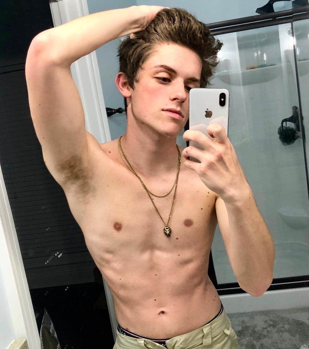 Dylan Dauzatのインスタグラム：「hi.  Follow my OnlyFans “DylanLuke” Link in my bio, to see content with friends, work & travel that I rarely post」