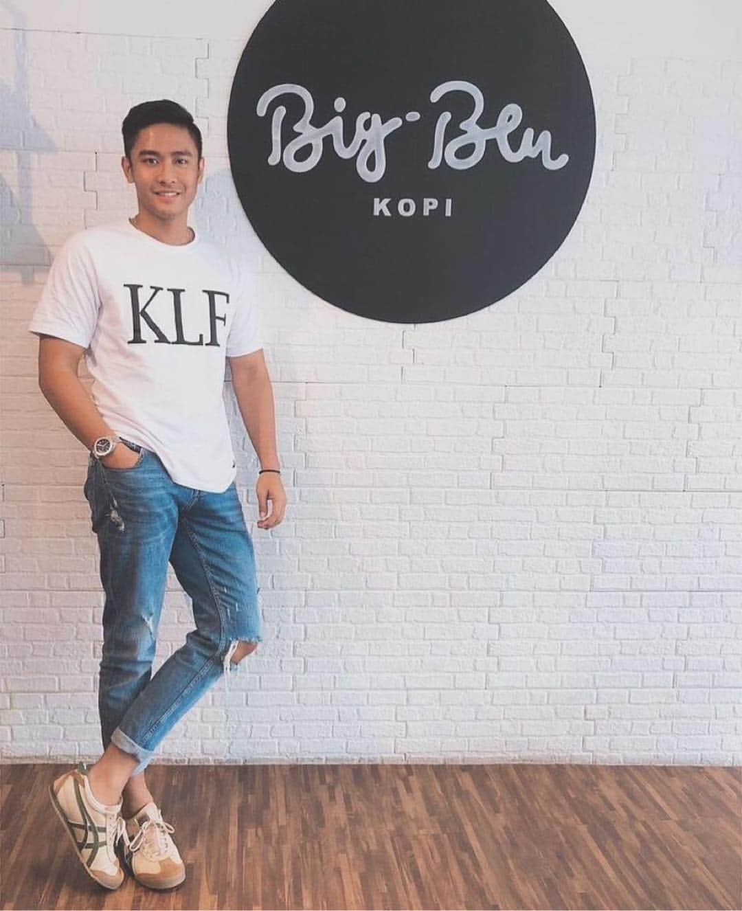 Ivan Gunawanさんのインスタグラム写真 - (Ivan GunawanInstagram)「Selamat pagi boor..!! biar makin ganteng dan hits jangan lupa pake kaos best  seller ⭐️⭐️⭐️ @khalif_menswear terus ngopi dulu sebelom beraktivitas di @bigbenkopi biar harinya makin bersemangat ☕️ @egitrieputra  icon khalifmenswear #cowokcowokhalu #cowokkeren #modelcowok #indonesianmodels #malemodel #holiday #funtime #nature #style #smile #fashion #ootd #love #like #instalike #photography #photoshoot #cool #coolman #sony」4月9日 12時54分 - ivan_gunawan