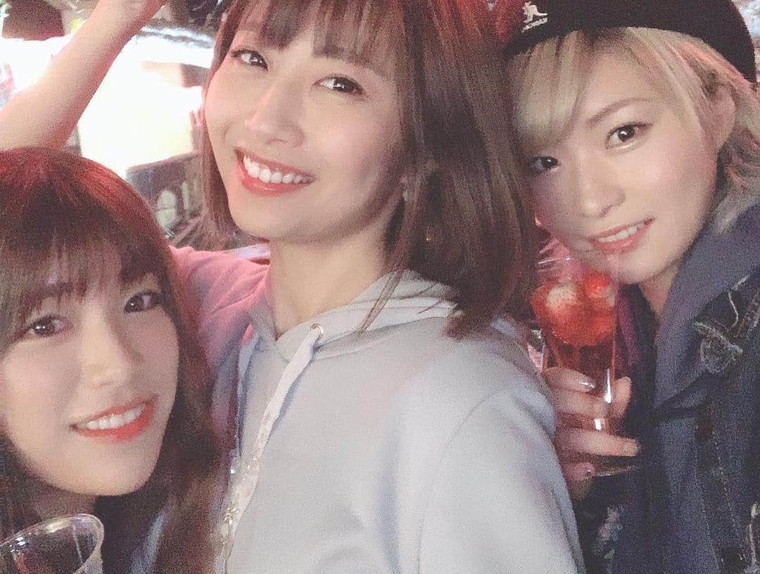 古川真奈美さんのインスタグラム写真 - (古川真奈美Instagram)「.﻿ .﻿ なかなかタイミング合わなくて、やっっと遊べたメンバー😍❤️﻿ おまけでヤンコバも誘ってみたらすぐついてきやがった💩笑﻿ ﻿ この日色々ありすぎて爆笑しまくりだったw﻿ 急な提案で1000円ジャグラーチャレンジしよう！ってなって、閉店間際に行って見事ペカらせた😂👏🏻﻿ ﻿ みお以外全員ペカらせて、さすがにタレントパワーは違う。笑﻿ ﻿ みんなテンションブチ上げだった。﻿ ﻿ #タクシーの運転手さんが恵比寿マスカッツの大ファン﻿ #とりあえず食いつき方えげつなくて怖かった﻿ #全然前向いて運転せんやんw﻿ #しっかり前向いてください﻿ #さえちゃんに釘付け﻿ #ヤンコバは無視w﻿ #爆笑﻿ #その次の日私は体調崩してずっっとベッドの中w﻿ #二日酔いと風邪がぶり返して最悪なコンディション﻿ #二度とこやつらと飲まないと誓ったので次はお茶会にするねw﻿ #夜桜﻿」4月9日 12時54分 - mana_0619