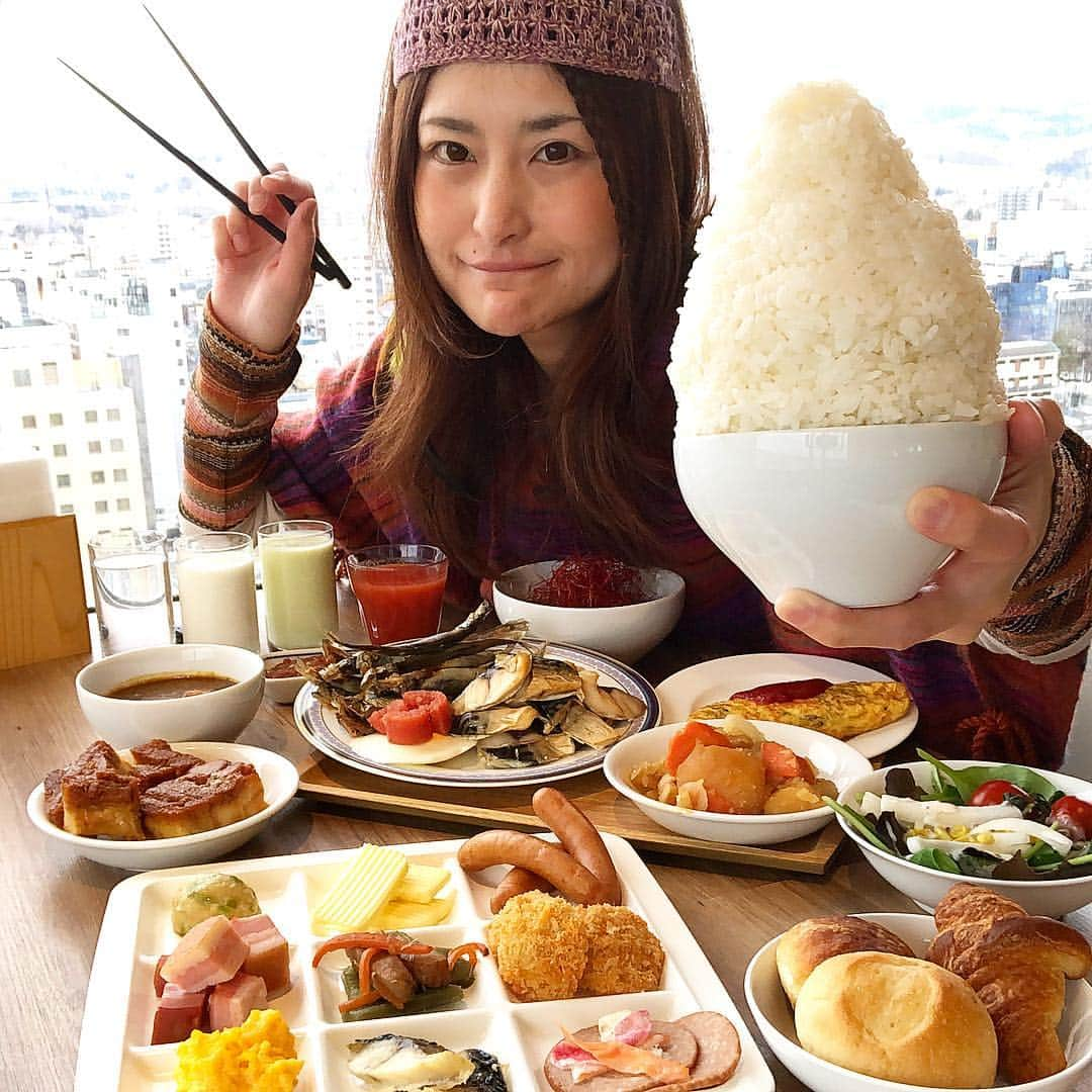 アンジェラ佐藤さんのインスタグラム写真 - (アンジェラ佐藤Instagram)「朝食バイキングが楽しみ過ぎて朝5時に目覚めてもーた（笑）  #アンジェラ佐藤 #アートホテル旭川 #Hokkaidoskyterraceminori #北海道スカイテラスMINORI #北海道の食材を使用したビュッフェ #15階からの眺めも良いね#ヒンナヒンナ #北海道米 #ほしのゆめ #旭川  #漫画盛り  #お米がやたらめっぽう美味しくてオカワリしまくり #お米にあうオカズもまた豊富なんだわー #朝から胃袋元気いっぱい #朝食バイキング目当てで連泊したい笑」4月9日 12時55分 - angela_satou