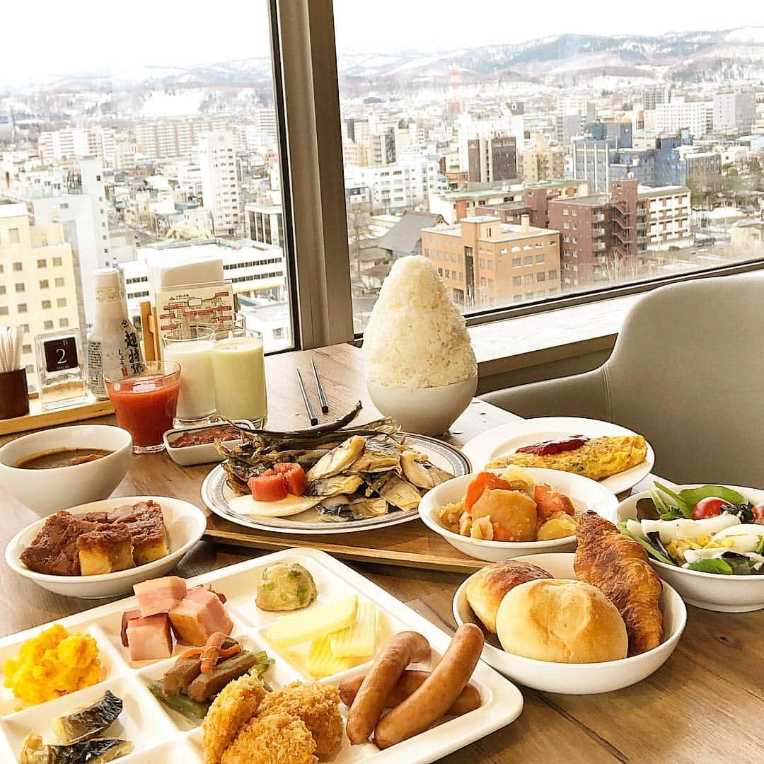 アンジェラ佐藤さんのインスタグラム写真 - (アンジェラ佐藤Instagram)「朝食バイキングが楽しみ過ぎて朝5時に目覚めてもーた（笑）  #アンジェラ佐藤 #アートホテル旭川 #Hokkaidoskyterraceminori #北海道スカイテラスMINORI #北海道の食材を使用したビュッフェ #15階からの眺めも良いね#ヒンナヒンナ #北海道米 #ほしのゆめ #旭川  #漫画盛り  #お米がやたらめっぽう美味しくてオカワリしまくり #お米にあうオカズもまた豊富なんだわー #朝から胃袋元気いっぱい #朝食バイキング目当てで連泊したい笑」4月9日 12時55分 - angela_satou