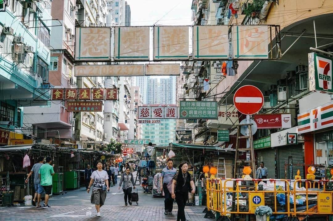 Discover Hong Kongさんのインスタグラム写真 - (Discover Hong KongInstagram)「Discover the local way of living in the working-class neighbourhood of Sham Shui Po. 到深水埗逛逛，發掘在地生活風貌，感受街區人情日常。 シャムスイポーの街で、生活に密着した体験をしてみよう！ 📷: @ed.chang_ #DiscoverHongKong #repost」4月9日 13時00分 - discoverhongkong