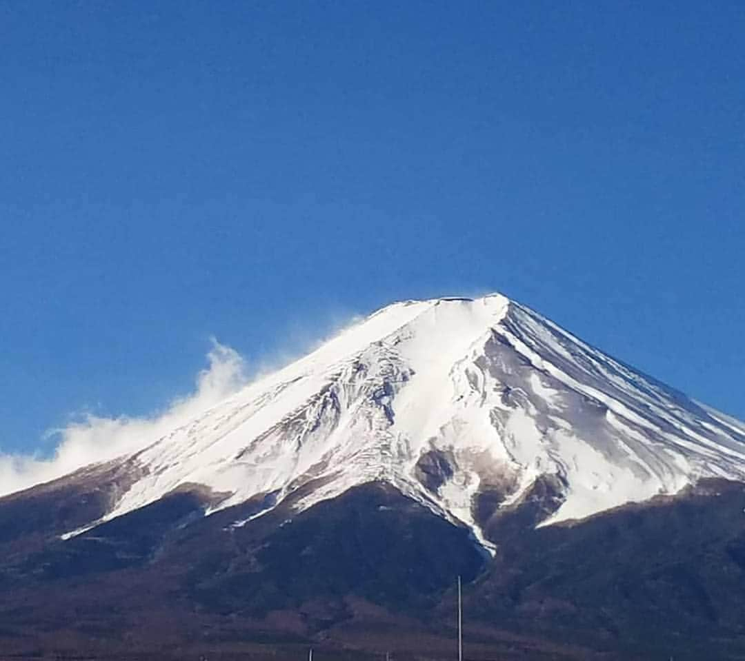 フレシャス公式(FRECIOUS) さんのインスタグラム写真 - (フレシャス公式(FRECIOUS) Instagram)「今日4月9日は全国的にすっきりとした気持ちいい晴天☀️ やっと春を迎えることができた気がします！ . こちらは、今朝の富士吉田。 春の青空の下、富士山もキラキラと輝いています✨ . ───────────── ★ほぼ毎日更新中！★ こちらよりフォローしてください♪ ↓　↓　↓ 【フレシャス公式】 @frecious_official ───────────── . . #フレシャス #FRECIOUS #天然水 #富士山 #mtfuji #富士山の銘水 #今日の富士山 #ウォーターサーバー #絶景 #世界遺産 #世界文化遺産 #山梨 #山梨県 #富士吉田 #シンプル #シンプルライフ #丁寧な暮らし #ていねいな暮らし #冬の富士山 #雪化粧 #mountain #japan」4月9日 13時00分 - frecious_official