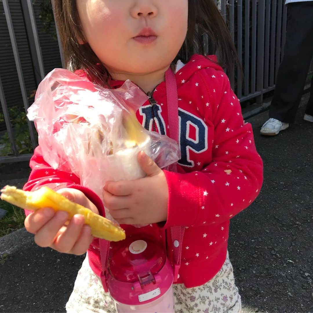 澤田亜紀さんのインスタグラム写真 - (澤田亜紀Instagram)「造幣局の桜の通り抜け🌸 さすが初日、すごい人でした(・ω・) ベビ様は、安定の花より団子(笑) #造幣局 #桜の通り抜け #花より団子」4月9日 13時13分 - aki_sawada_107