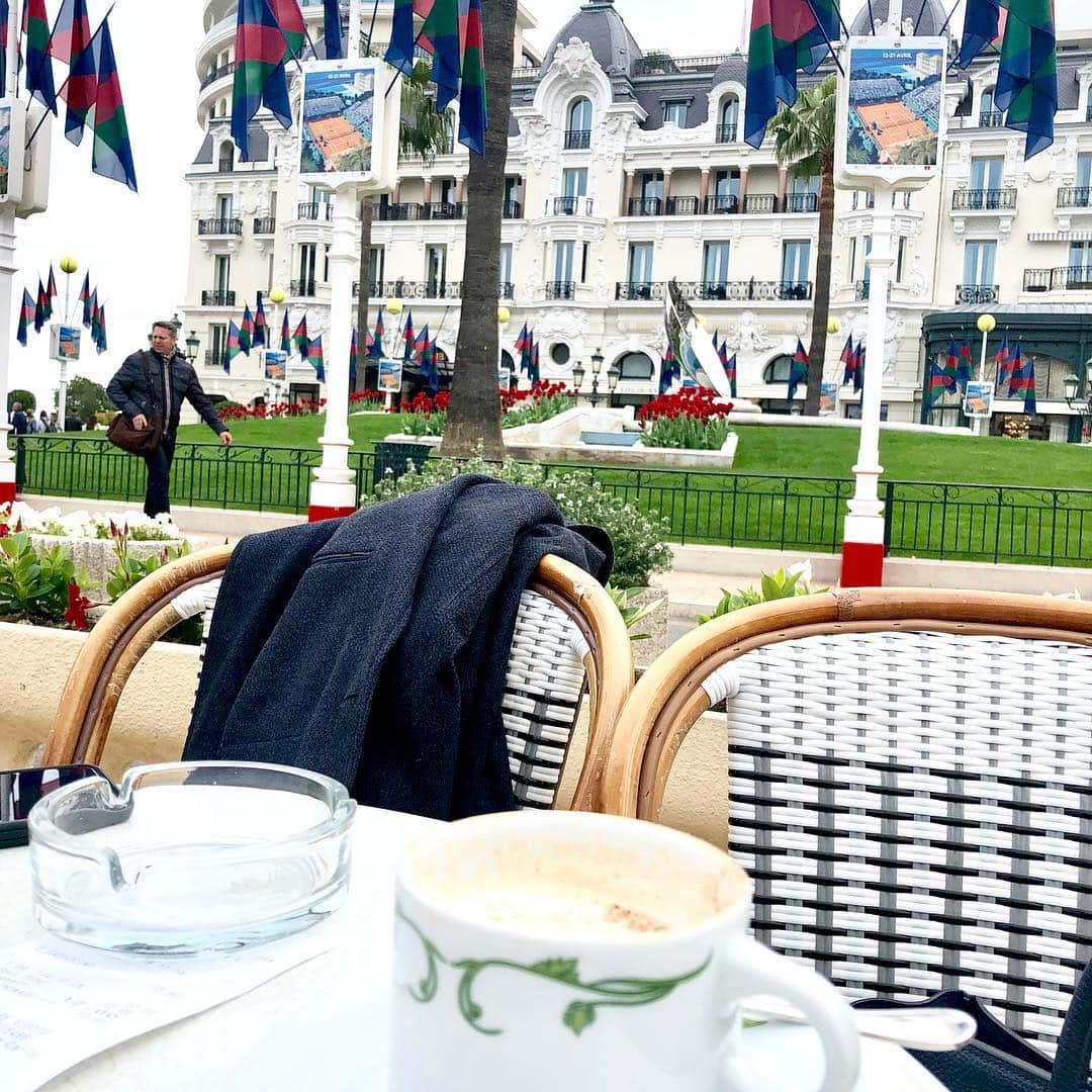 佐伯紅緒さんのインスタグラム写真 - (佐伯紅緒Instagram)「グラン・カジノ広場に面したカフェ・ド・パリからの眺め。 道行く人を見ているだけで何時間いても飽きません。実際、周りはそんな人ばかり。私はここでぼんやりお茶していた時に「令和」という元号を知りました。 世界は意外と狭いです。  今日も良い日を✨  #monaco  #montecarlo #cafedeparismonaco」4月9日 13時13分 - beniosaeki