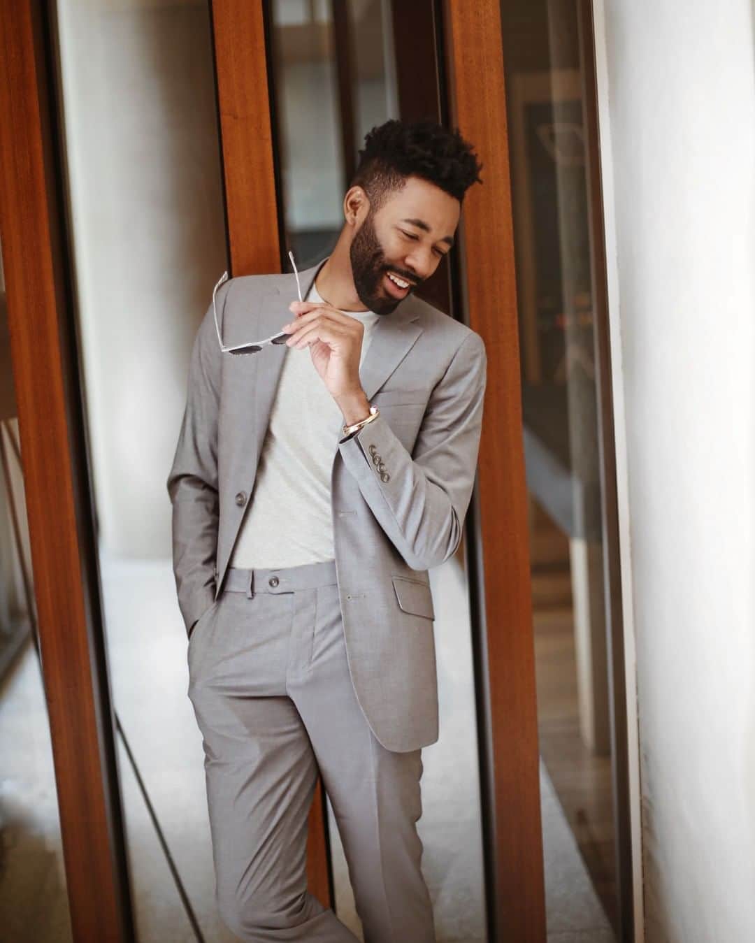 ペリーエリスのインスタグラム：「New season, new wardrobe. @ryanstylesnyc goes for a monochromatic look wearing our Slim Fit Silver Grey Suit. Tap to shop. #repost #LifeReadySince1976」