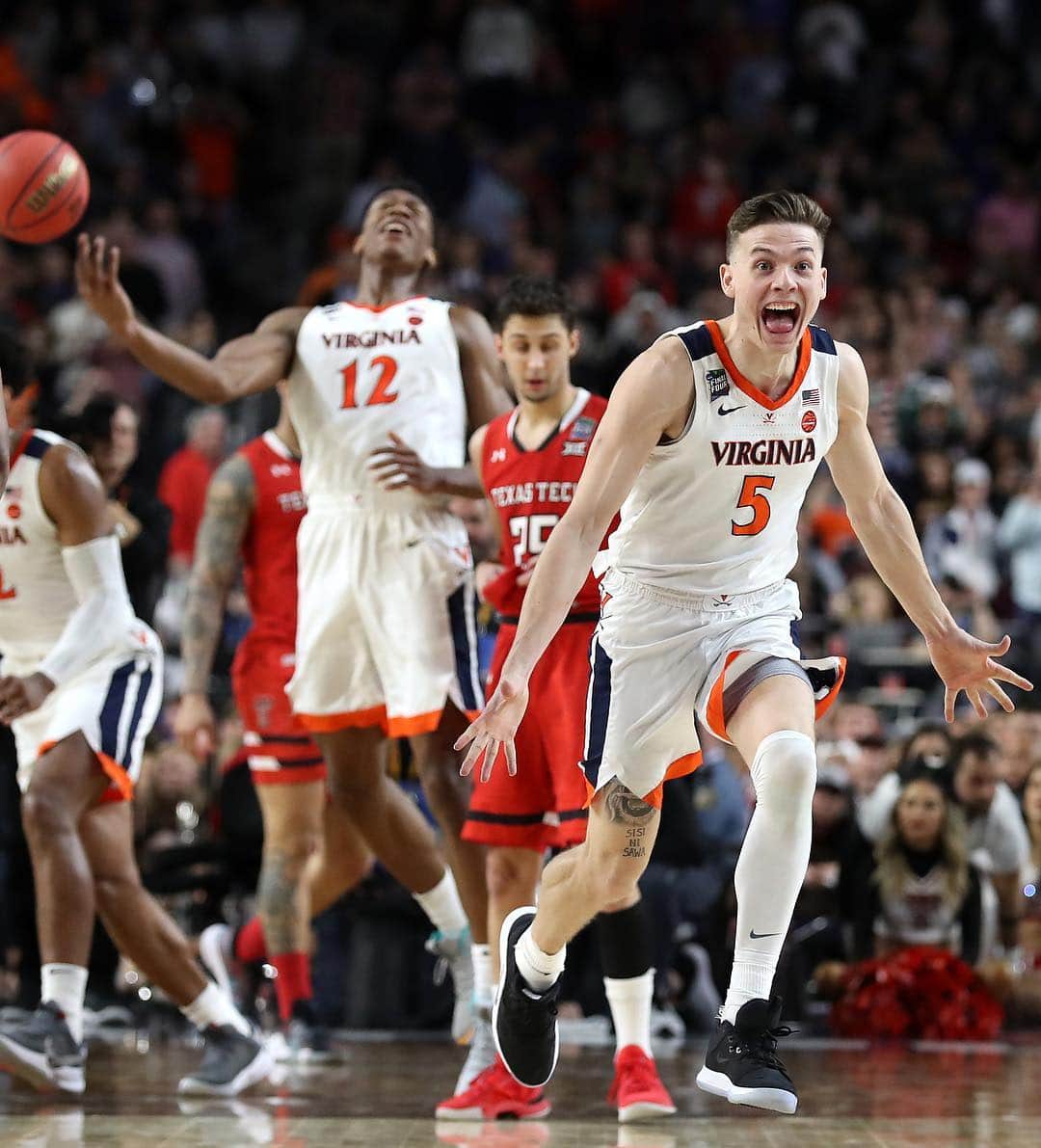 ABC Newsさんのインスタグラム写真 - (ABC NewsInstagram)「CONGRATULATIONS, CAVALIERS!  University of Virginia won its first-ever NCAA Men's Basketball Championship with an 85-77 overtime victory over Texas Tech University on Monday night in Minneapolis. It was the first NCAA men’s basketball title game to go into overtime since 2008. (Getty Images) #ncaa #champs #uva #universityofvirginia #virginia」4月9日 13時11分 - abcnews