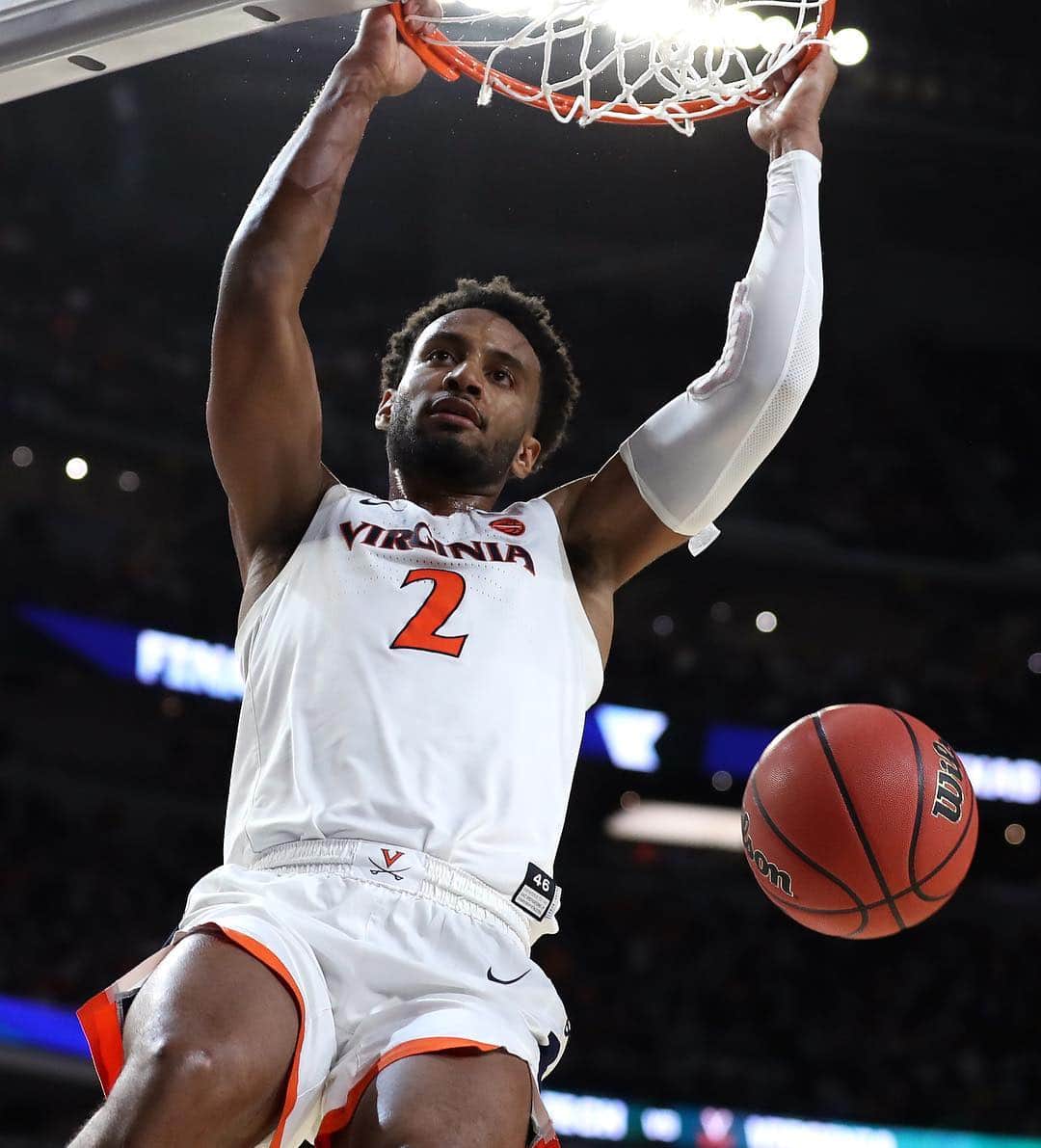 ABC Newsさんのインスタグラム写真 - (ABC NewsInstagram)「CONGRATULATIONS, CAVALIERS!  University of Virginia won its first-ever NCAA Men's Basketball Championship with an 85-77 overtime victory over Texas Tech University on Monday night in Minneapolis. It was the first NCAA men’s basketball title game to go into overtime since 2008. (Getty Images) #ncaa #champs #uva #universityofvirginia #virginia」4月9日 13時11分 - abcnews