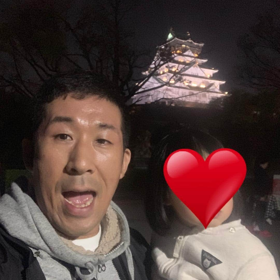 田村裕さんのインスタグラム写真 - (田村裕Instagram)「子供が楽しむところ、デートで雰囲気の良いところ、ワイワイ出来るところお探しの皆様。 大阪城のサクヤルミナ行ってきたんですが子供達はしゃいでくれて、多少歩くからしっかり疲れてくれてオススメです！  靴は多少汚れても良い靴で行った方が安心です。砂ぼこりで多少やられますwおしぼりで拭いたら済むレベルやけど。  上の子は「また行きたい！また行きたい！」と次の日も言うてました。行くとは言うてないのに「いつにしよっか〜？？」と勝手に行くことが決まってたのが可愛かった❤︎ #サクヤルミナ #大阪城 #ナイトウォーク #子供喜ぶ #デート」4月9日 13時22分 - hiroshi9393