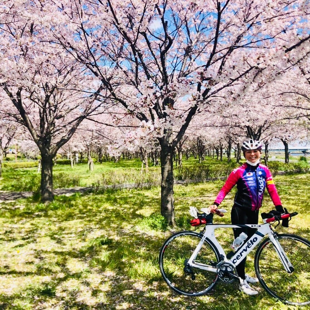 黒田愛美さんのインスタグラム写真 - (黒田愛美Instagram)「超久々の荒川ライド🚴‍♀️❣️ いや〜強風すぎて死にそうだったけどその代わり帰りは楽チンだった😆 ストイックなキムキムのお陰でブリックラン🏃‍♀️もしっかりできたけど、 バテバテでついてけなかったわ😓 🌸綺麗だったからなんとか頑張れたよ😄 #桜ライド #お花見ライド #バイクトレーニング #アスリート女医 #トライアスリート女医 #美容アンチエイジング専門医 #黒田愛美」4月9日 13時22分 - kurodaaimi