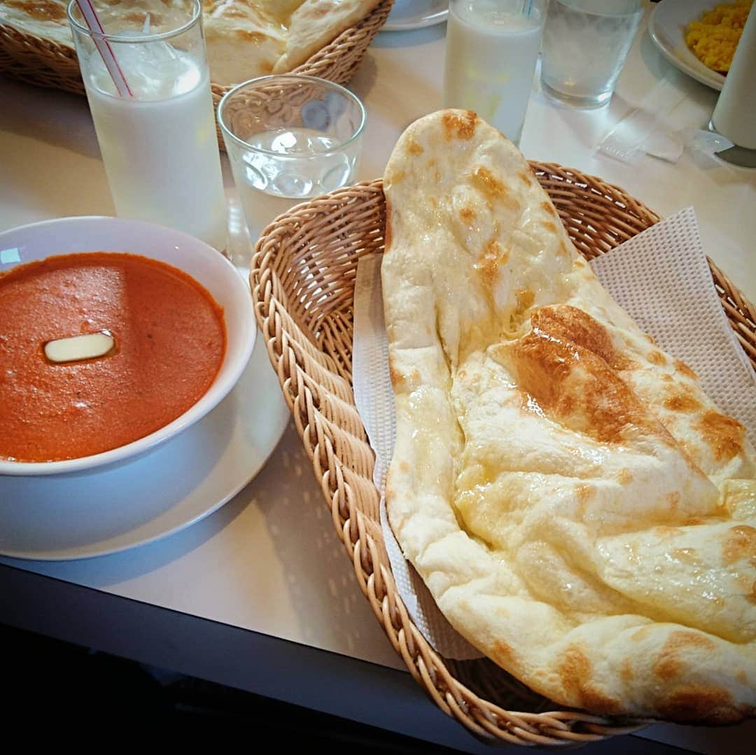 のインスタグラム：「敬愛するサムラートのバターチキンカレー並みにうまいクリティカルヒットなバターチキンカレーに出会った✨冒険してみるもんですな！ #ハッピィぐるめロケの合間の昼ご飯 #ナンおかわりしたよ #バターチキンカレー #ポカラダイニング」