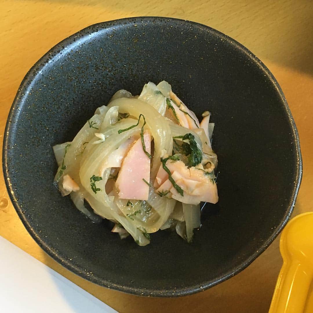荻原和歌さんのインスタグラム写真 - (荻原和歌Instagram)「今日の料理長仕事と皇居の桜。 新玉ねぎが美味しくなってきた。 #cherryblossom #vegetables #野菜 #野菜料理 #焼酎ダイニングyasu #荻原和歌 #umami #おつまみ」4月9日 13時20分 - ogiwaka