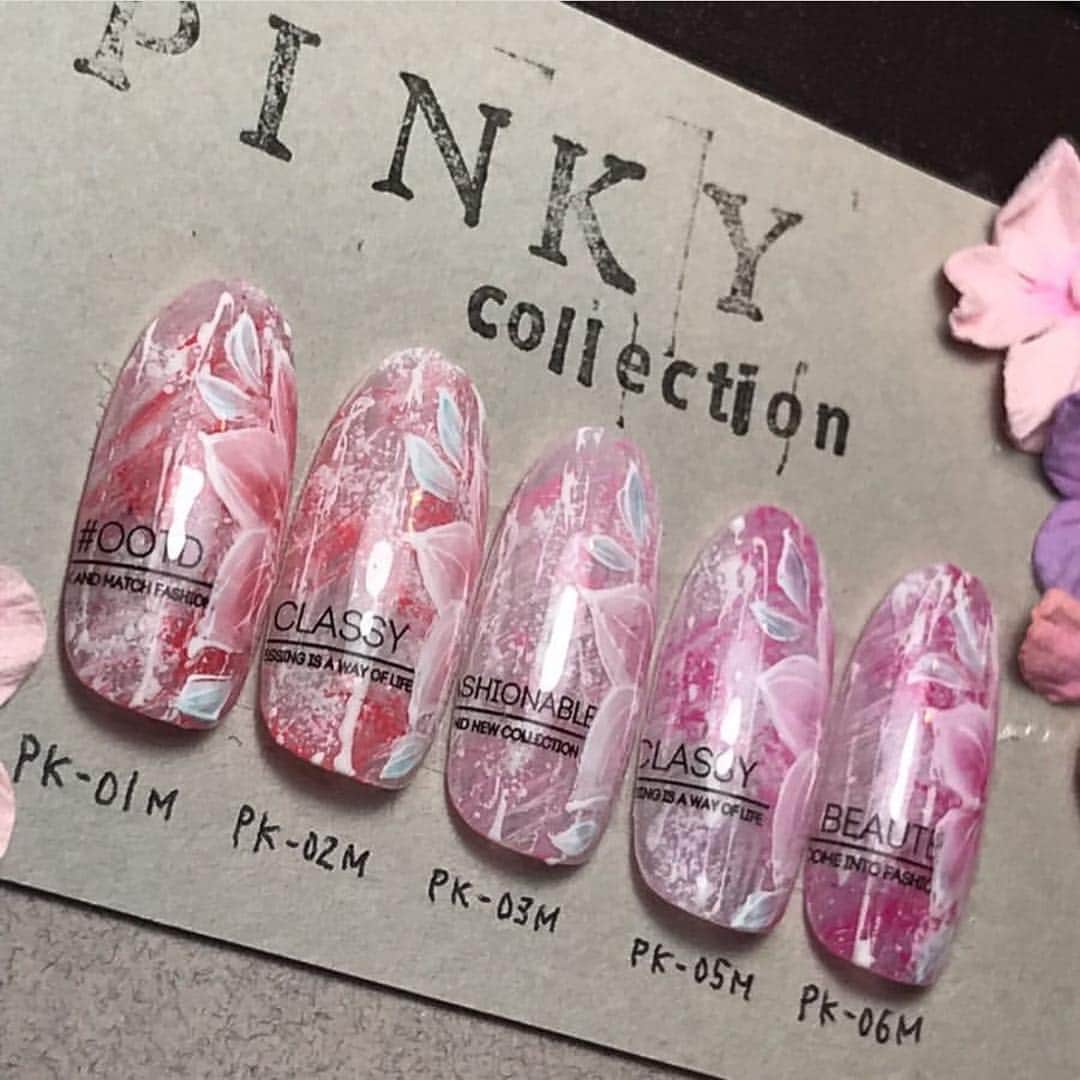 initygel_officialさんのインスタグラム写真 - (initygel_officialInstagram)「#Repost @maki_wkk with @get_repost ・・・ ・ ・ INITY 新色のご紹介 ・ ・ 3月12日に発売された Pinky collection♬ INITY初のピンクの同系色でまとめた コレクションです♡ 大人可愛い7色の絶妙なピンクとなっています♬ ・ ピンクはちょっと苦手… とゆう、そこのア・ナ・タ！ 実はピンクって、女性が本能的に求める色って知っていますか？ ・ ピンクは女性を美しくするための必須カラー♬女性ホルモンの分泌を助け、血行を良くし、肌の潤いを保つ♡ 女性の為のカラーと言っても過言ではなぁーーーい😤のです(笑) ・ ・ さてさて… そんな女性のためのピンク達を ご紹介していきますね😌 ・ まずは、 PY-01M(Vermilion)💕 少し黄味がかった強めのピンク♬ 朱色と言う意味のバーミリオンですが、こちらは朱色よりややミルキーで優しい色味となっています♬ ・ ・ ・ 発色は最高♡ 伸びよし！レベリングよし！ ・ ベースカラーはもちろん、 発色が良いのでアートにも最適♬ サンプルを載せてますので、 ぜひ、参考になさって下さい❤️ ・ ・  #nails #nailart #gelnails #nailsalon #nailstagram #orb #orbplus #initygel #アイニティジェル #マシーンフィルイン #ニュアンスネイル #フィルイン #pinkycollection  #キルティングネイル #ネイルアート #ネイルデザイン #ネイルサロン #山梨ネイルサロン #甲府ネイルサロン #ミルクコレクション #オーブプラス #ジェルネイル #美容 #甲府 #美爪 #네일아트」4月9日 13時18分 - initygel_official