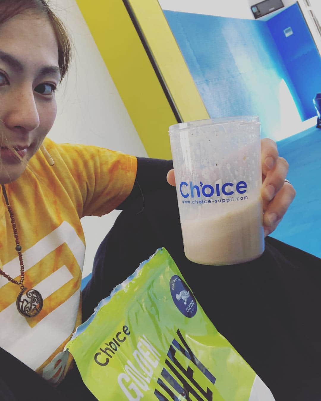 石岡沙織さんのインスタグラム写真 - (石岡沙織Instagram)「@choice.protein  最近は、#チョイスプロテイン の #ゴールデンホエイ のコーヒー味😍  疲れた後に甘いのが欲しくなる私は、イチゴかコーヒー！！ この甘さは添加物じゃないのが最高だね🤔✨ #からだにいいものだけ の、#グラスフェッドプロテイン は、 #choice 🙌🙌🙌」4月9日 13時20分 - saori_ishioka_mma