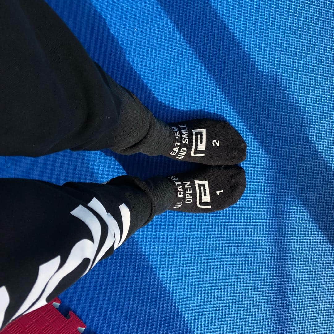 石岡沙織さんのインスタグラム写真 - (石岡沙織Instagram)「@rvddw_tokyo  いつもサポートいただいている、#リバーサル 様の新作✨ 靴下可愛くて、白黒二つともお願いしちゃいました🙌✨ #靴下 #rvddw」4月9日 13時24分 - saori_ishioka_mma