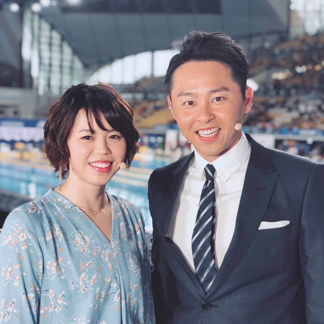 星奈津美のインスタグラム：「先日の日本選手権5日目には、NHKの生放送に康介さんとゲスト出演させて頂きました✨久しぶりの生放送、、すごく緊張してたけど、康介さんの隣でとても心強くて、たくさん助けてもらいながら本番中は楽しめました😊🎵(モニター写真の楽しそうな様子はリハーサル時) スタイリストのさよさんともまたご一緒できました👗💕 #nhk #japanswim2019  #北島康介 さん ありがとうございましたm(__)m」